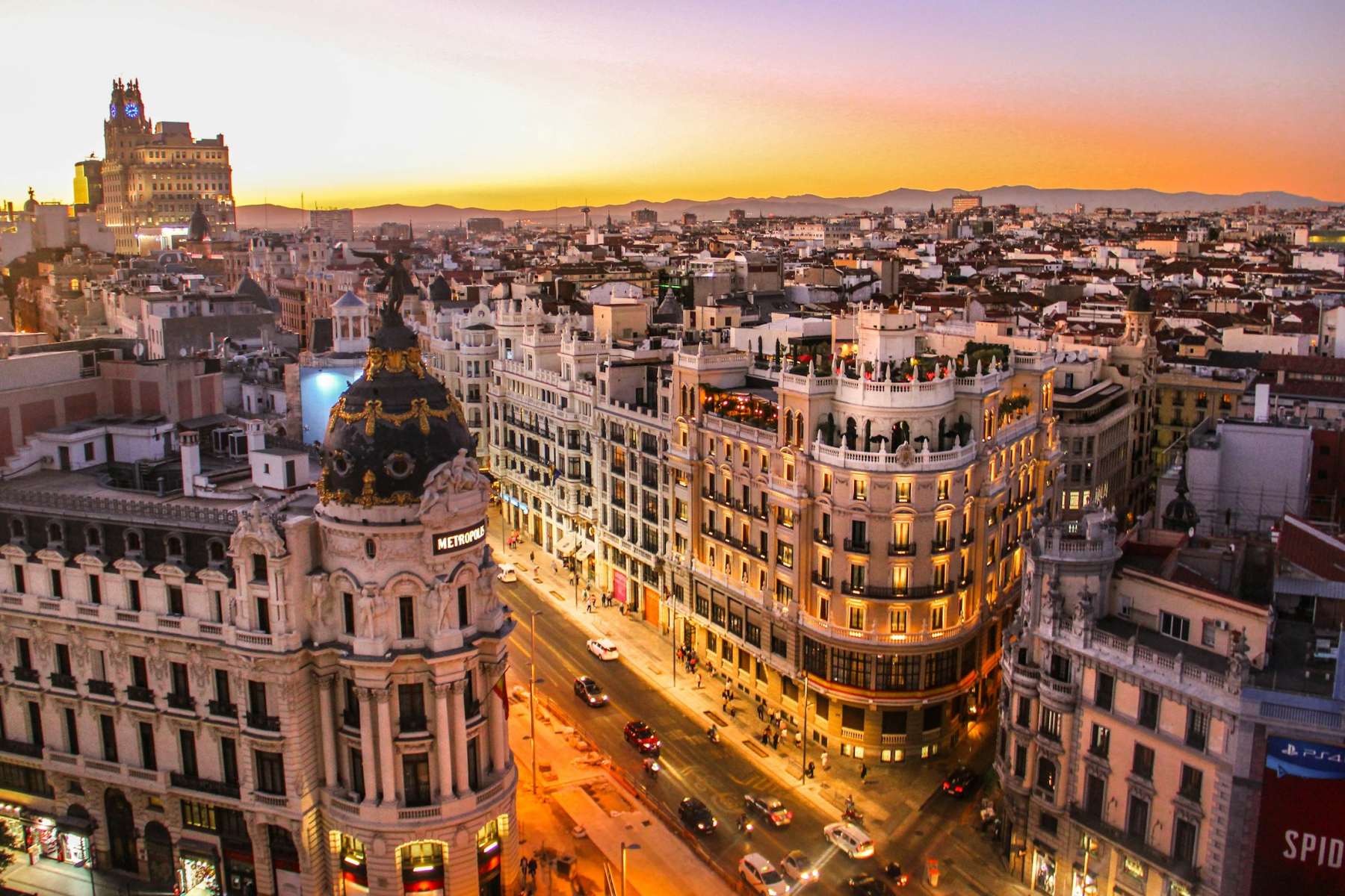 La Gran Vía de Madrid a la hora dorada