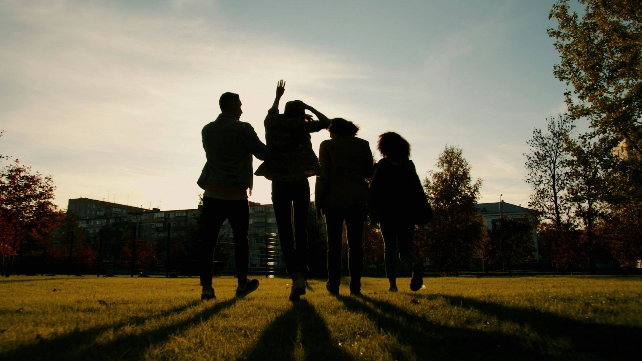 Un grupo de un retiro, juntos al atardecer