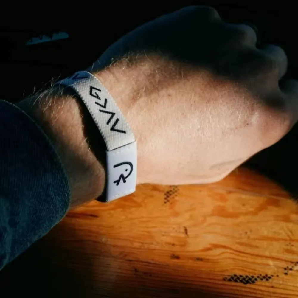 La pulsera de Laudes en la muñeca